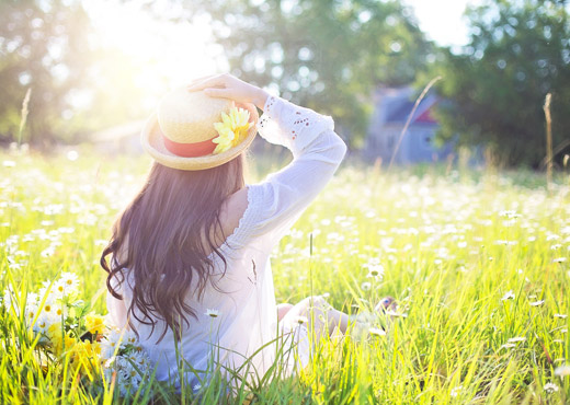 Jeune femme assise dans l'herbe