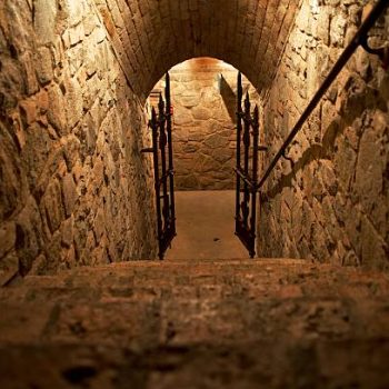 Humidité dans une cave de château / manoir